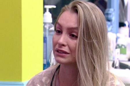 Carla Diaz diz que chora após atingir o orgasmo Atriz conta que chegou a pesquisar para saber se a reação era normal