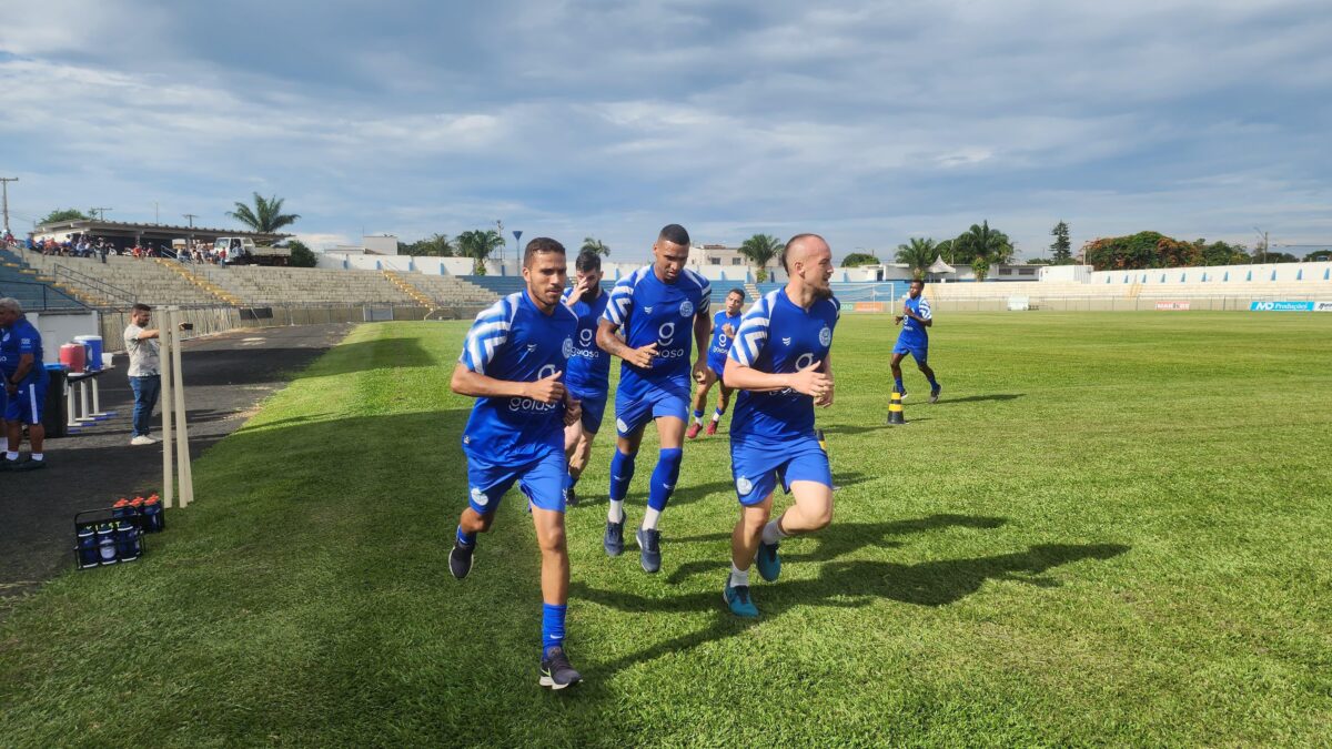 Jogadores do Goiatuba aquecendo no gramado