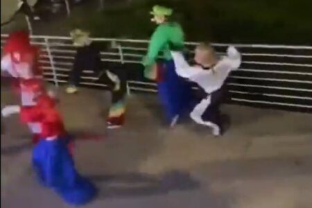 Integrantes da Carreta Furacão se enfrentam em MG; briga começou com Chaves e Luigi Mario Bros, Fofão, Ben 10, Goku e Patati
