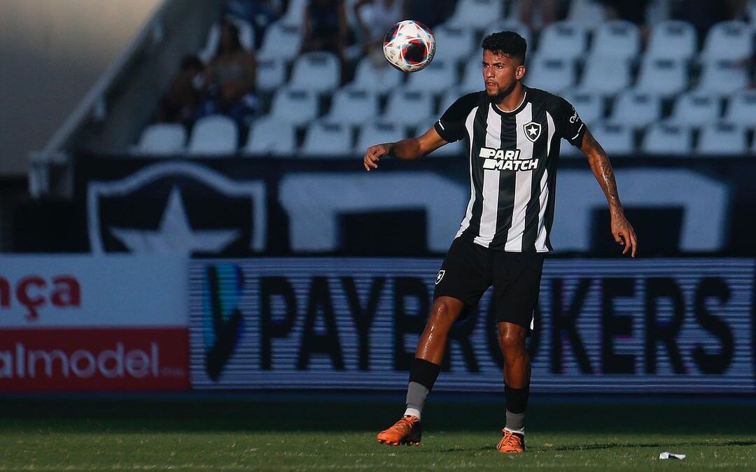 Matheus Cabral em ação pelo Botafogo