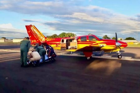 Mulher tem corpo queimado enquanto usava álcool para acender churrasqueira e é transportada de avião para Goiânia mineiros