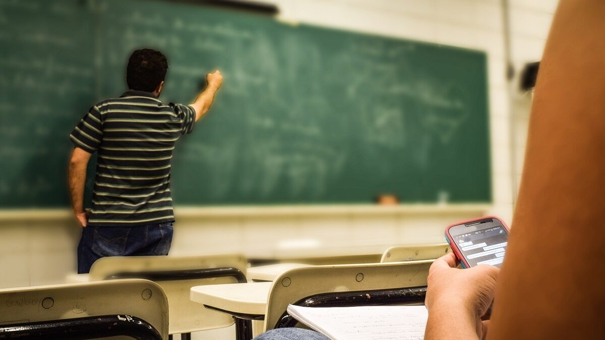 Projeto proíbe celulares em salas de aula de Goiânia
