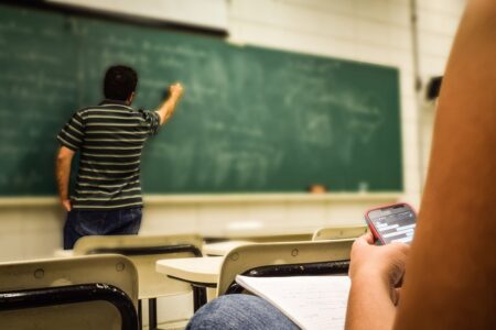Projeto proíbe celulares em salas de aula de Goiânia