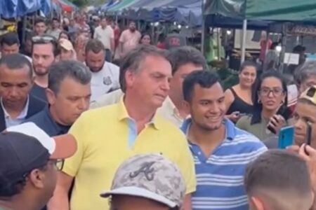 Bolsonaro e Wilder Morais visitam feira de Nerópolis e comem pastel