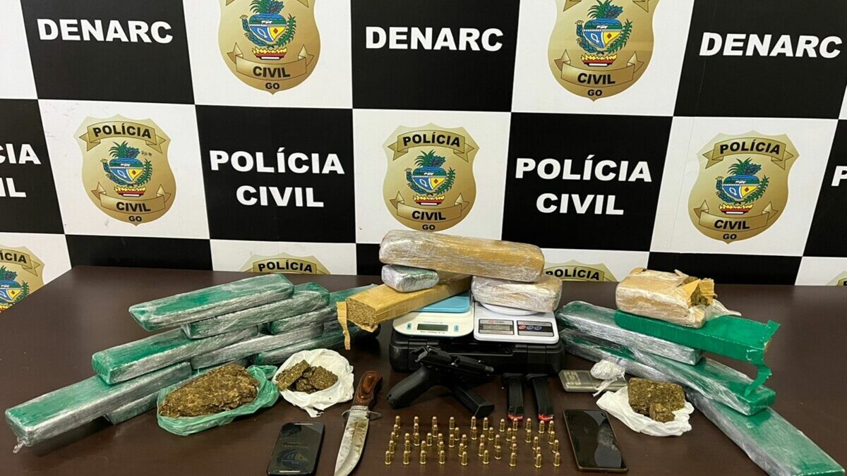Drogas e armas do suspeito de vender ilícitos para adolescentes, em Goiânia.
