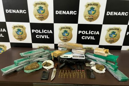 Drogas e armas do suspeito de vender ilícitos para adolescentes, em Goiânia.