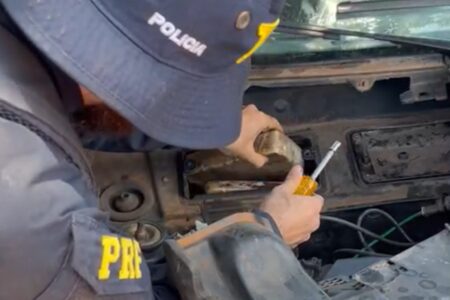 PRF encontra cocaína escondida em motor de carro na BR-364, em Jataí