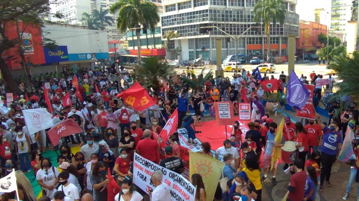 Sindicatos fazem ato em Goiânia por reajuste salarial de servidores públicos federais