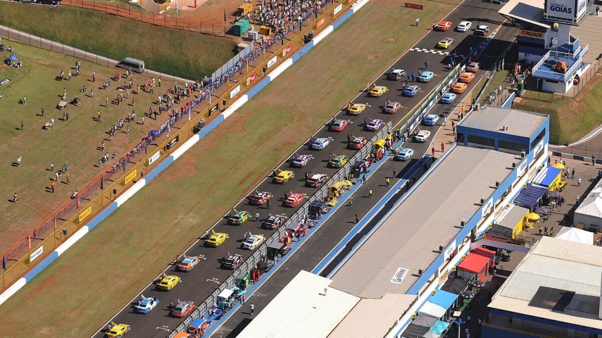Carros enfileiras no Autódromo de Goiânia