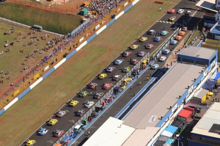 Carros enfileiras no Autódromo de Goiânia