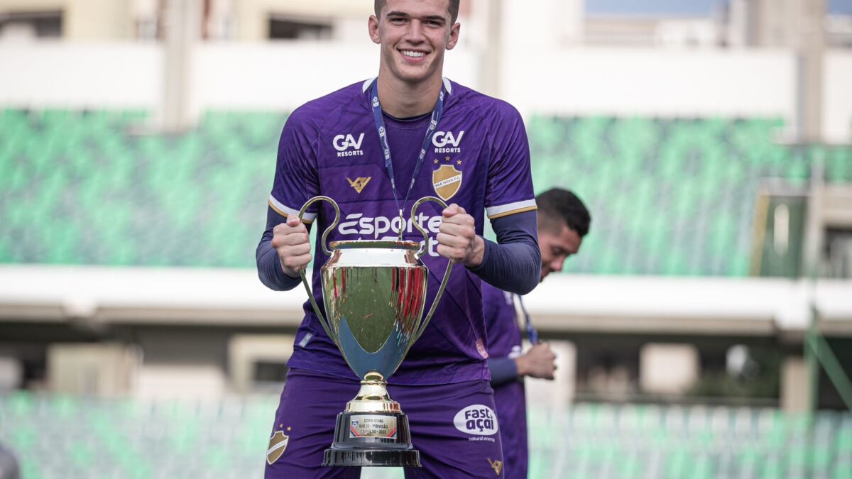 Fred Conte com o troféu da Copa Goiás Sub-20