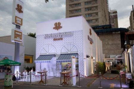 Drive thru da empresa administrada por Mariana Perdomo, onde acontece ato de apoio (Foto: Reprodução)