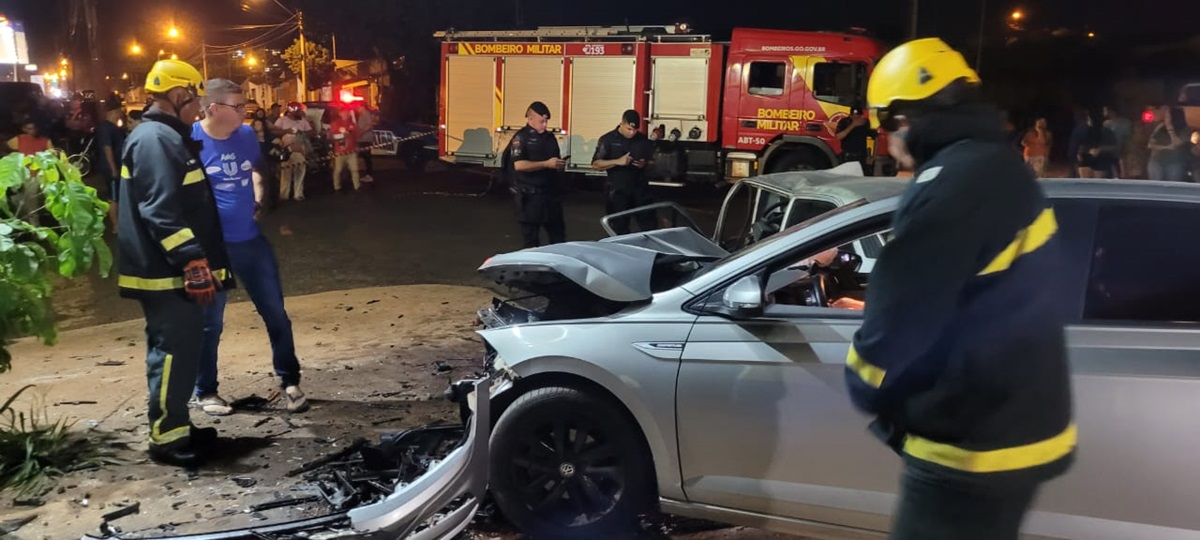 Colisão frontal entre carros deixa uma pessoa morta e duas feridas em Jataí