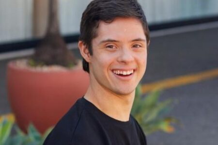 João Vitor de Paiva Bittencourt, uma das pessoas com T21 que fizeram a diferença no mundo em 2023 (Foto: Divulgação)