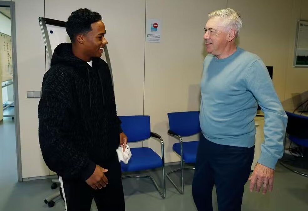Endrick ao lado de Carlo Ancelotti no Real Madrid