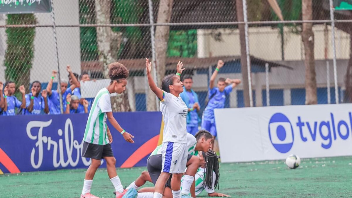 Seleção goiana feminina comemorando gol marcado