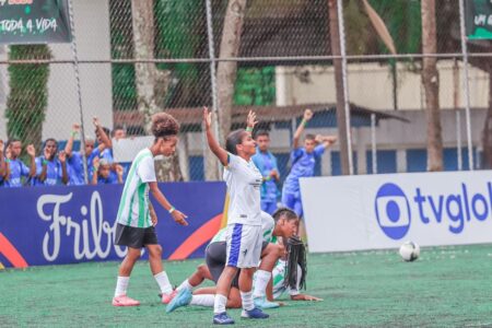 Seleção goiana feminina comemorando gol marcado