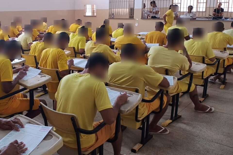 Mais de 2 mil presos fazem provas do Enem em Goiás, diz DGPP