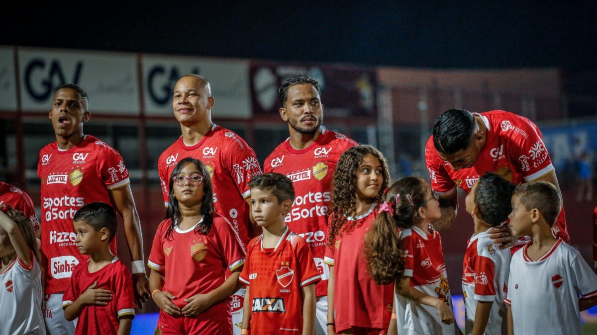 Caio Dantas e Lourenço perfilados no hino