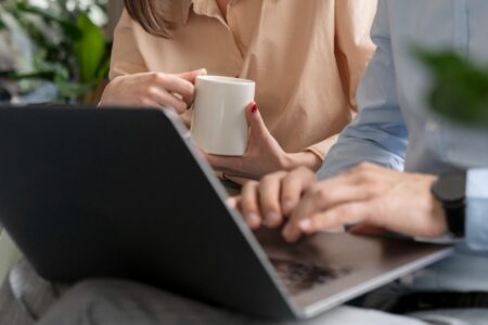 Pesquisa diz que 52% das pessoas quer transar com colegas de trabalho nas festas de fim de ano