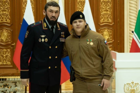 Líder checheno Ramzan Kadyrov e o filho, Adam Kadyrov (Foto: Twitter)