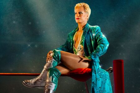 Ao final de "Cassandro" eu estava com um sorriso no rosto. Estava com receio que o filme terminasse com aquele vibe melancólica e triste, afinal, a vida real tende a ser assim em seus desfechos, mas o longa encerra a história de Saúl Amendáriz de forma delicada, poética e carregada de uma mensagem positiva sobre não desistir dos sonhos e se amar por quem você é.