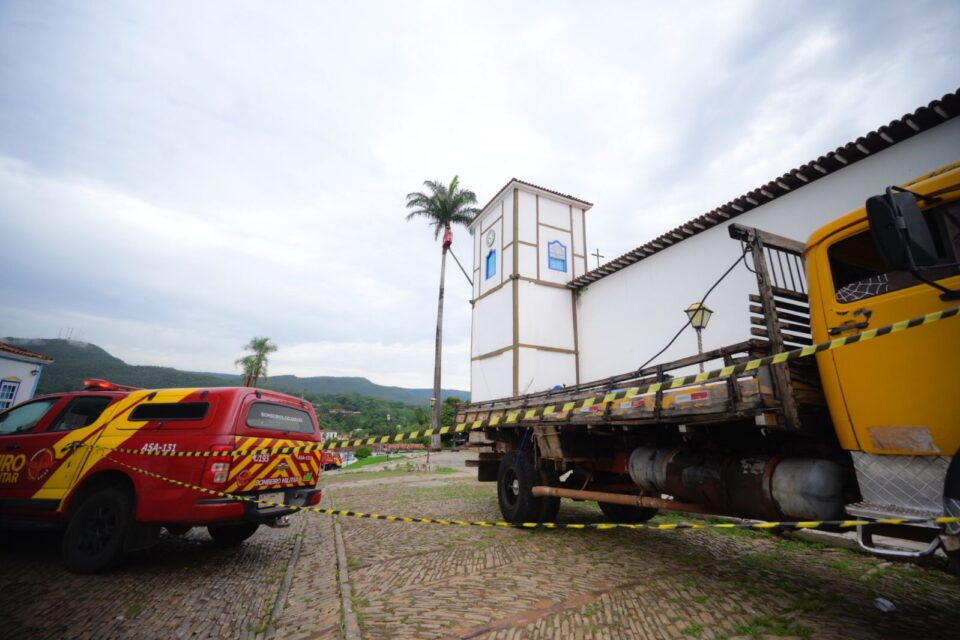 Palmeira de Pirenópolis sendo retiradas pelos bombeiros