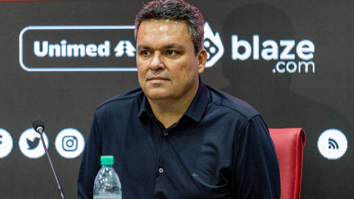 Adson Batista em entrevista coletiva no CT