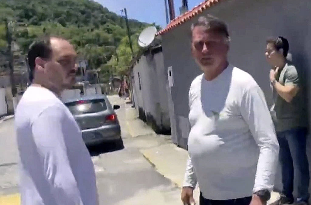 PF mira 'núcleo político' no caso Abin em nova frente contra a família Bolsonaro Carlos Bolsonaro sofreu buscas em endereços nesta segunda