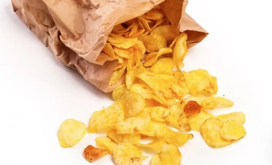 Idoso sofre queimaduras em 75% do corpo após tentar abrir saco de batata frita com isqueiro Produto é considerado altamente inflamável