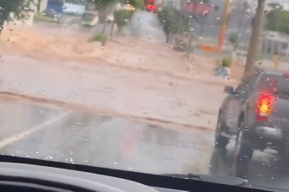 Goiânia registra alagamentos após forte chuva deste sábado; vídeos Uma viatura da Polícia Militar (PM) ficou ilhada na GO-060