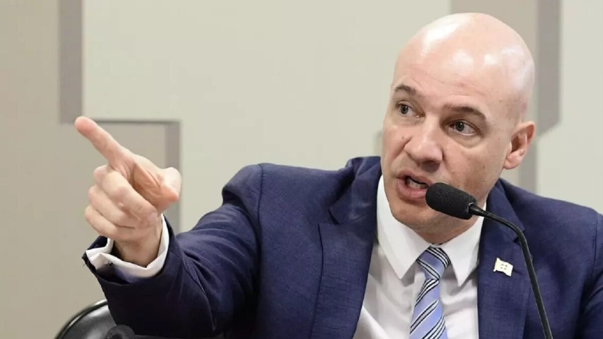 Lula demite diretor adjunto da Abin após operação da PF Órgão é alvo de investigações sobre esquema de monitoramento ilegal