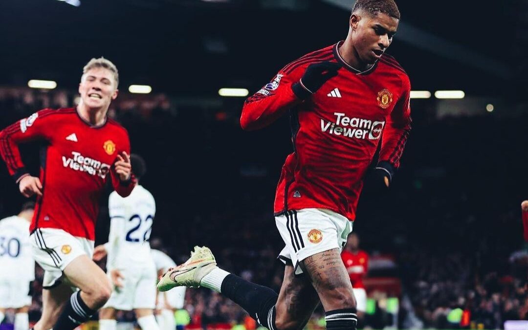 Rashford comemorando gol pelo Manchester United