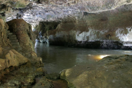 Ponte de Pedra tem poço para banho, gruta e paisagem exuberante (Foto Prefeitura de Paraúna)