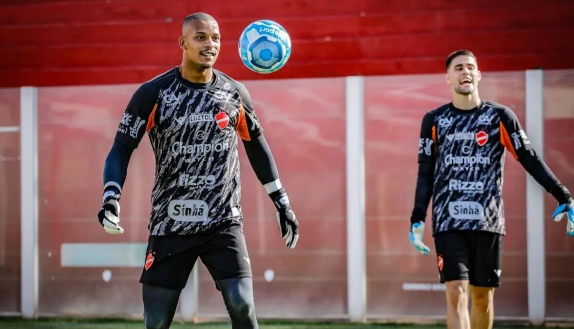 Goleiro Christofer treinando ao lado de Dênis Júnior
