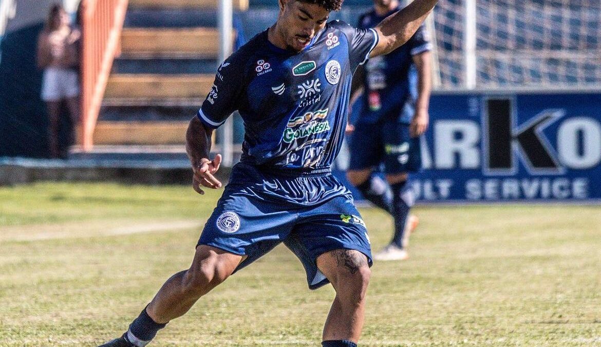 Volante Vinicius jogando pelo Goianesia