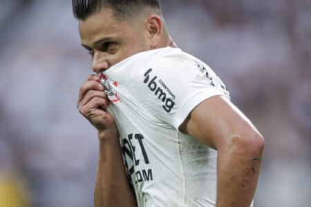 Romero comemorando gol marcado pelo Corinthians