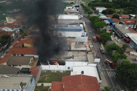 Loja de artigos para festas pega fogo na Avenida Milão, em Goiânia