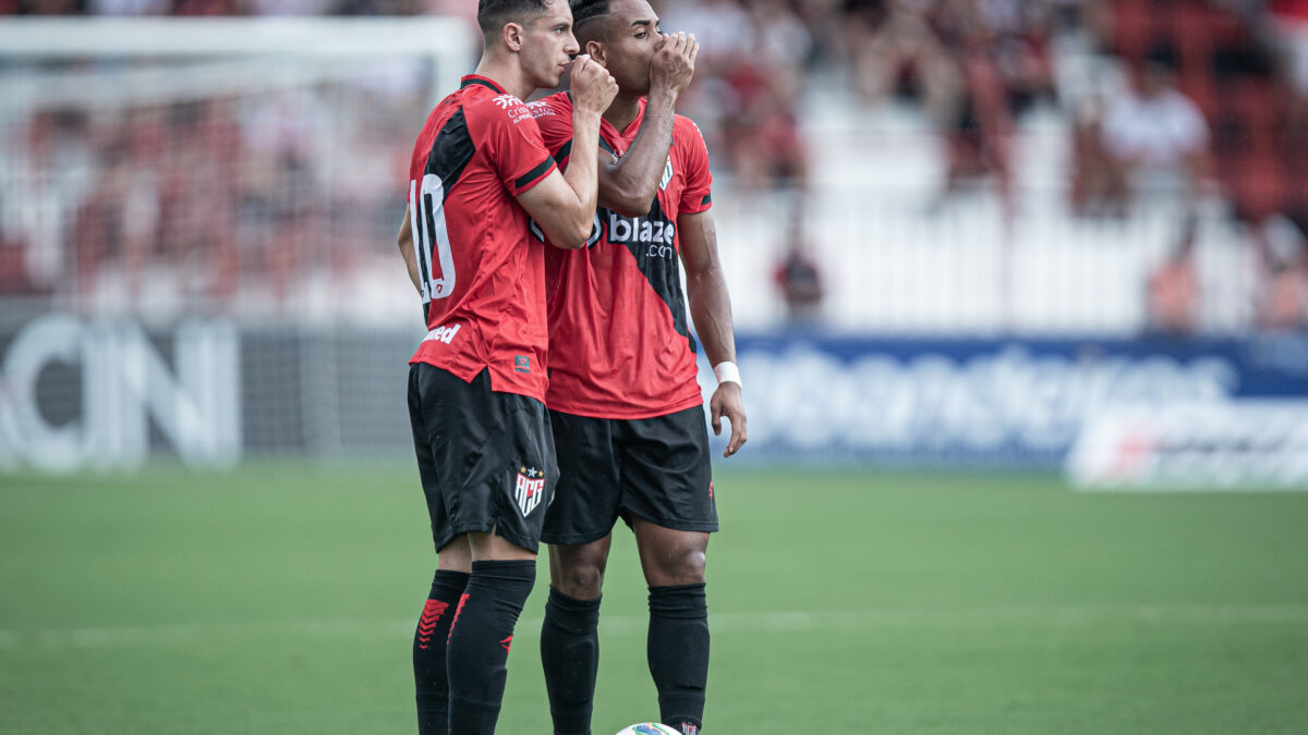 Shaylon e Airton conversando em cobrança de falta
