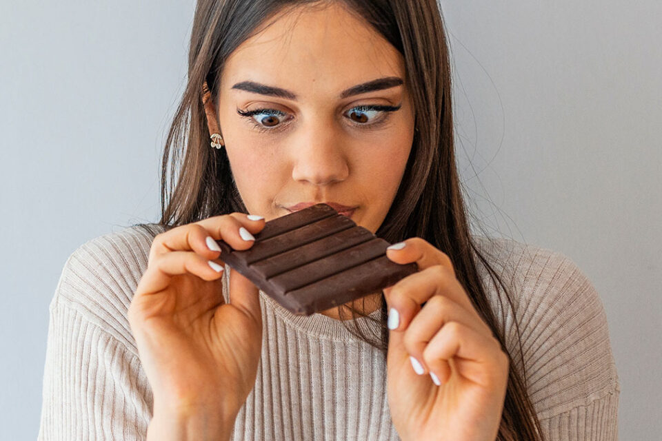 O consumo diário de uma porção de 40 gramas de chocolate amargo contribuiu para o tratamento contra o fumo