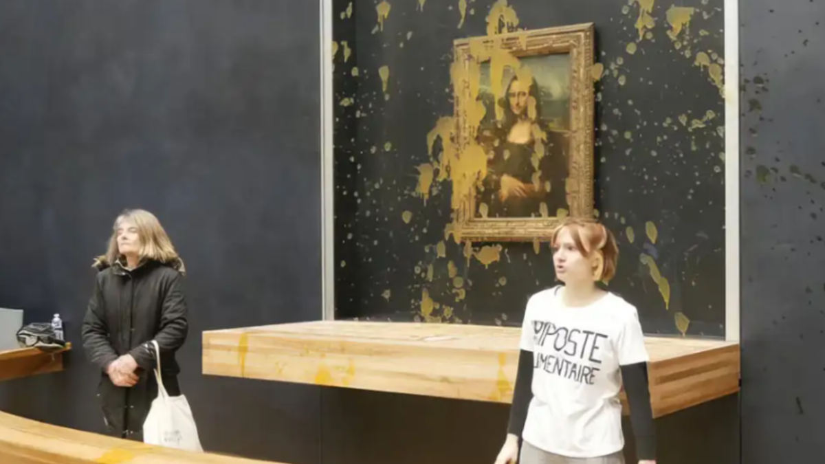 Manifestantes após jogar sopa contra o quadro Mona Lisa, em Paris (Foto Lusa Anadolu via Reuters)