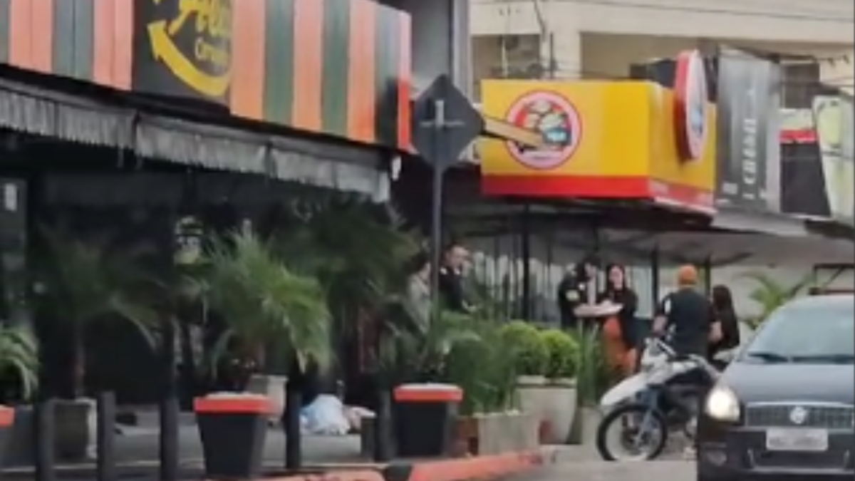Policiais averiguam os fatos em boate do St. Cândida de Morais, em Goiânia (Foto divulgação)