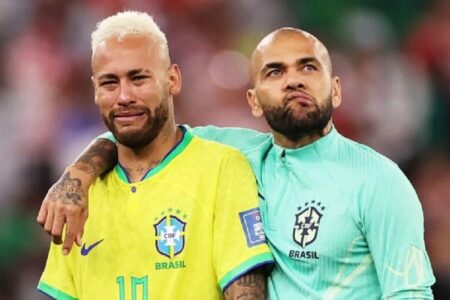 Neymar envia R$ 800 mil a Daniel Alves para reduzir pena de ex-jogador acusado de estupro Equipe de Neymar afirmou não ter nada a declarar