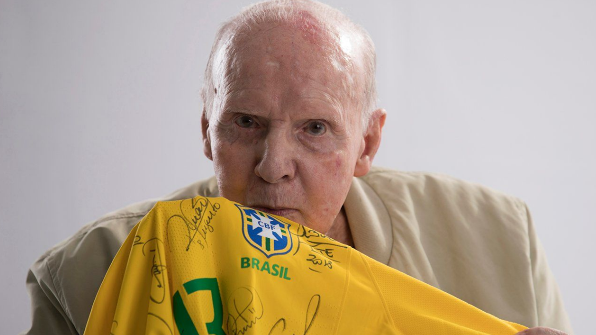 Zagallo beija camisa canarinho da Seleção Brasileira (Foto: reprodução/Placar)