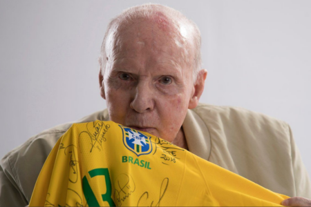 Zagallo beija camisa canarinho da Seleção Brasileira (Foto: reprodução/Placar)