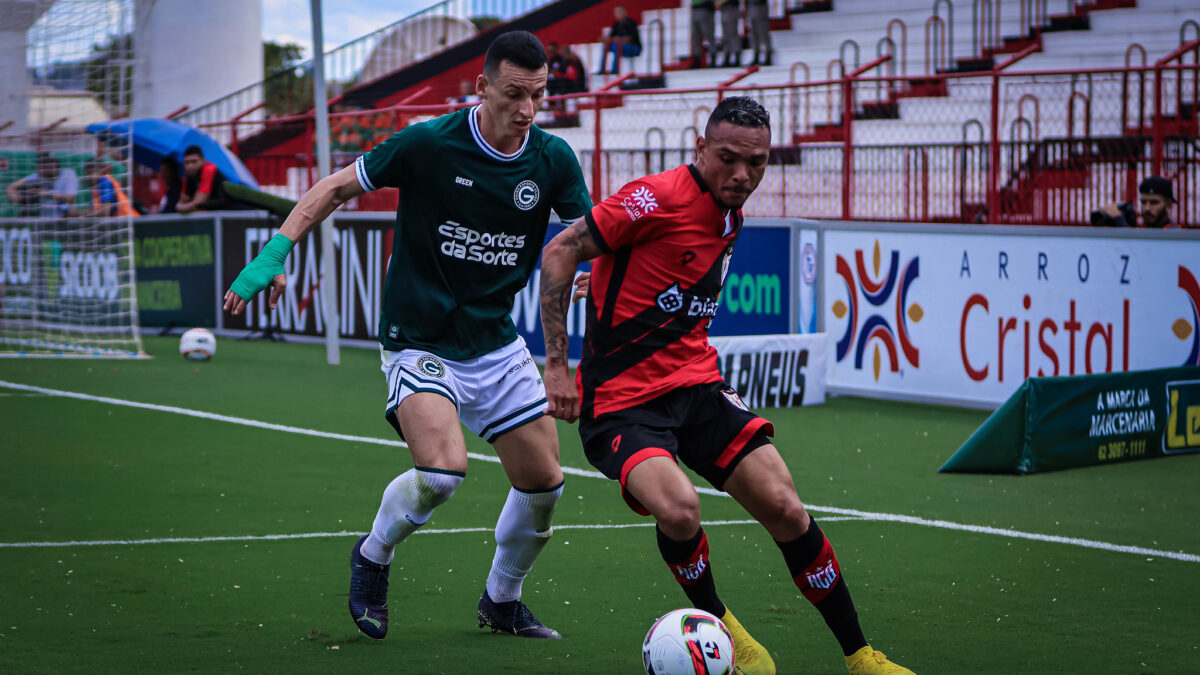 Luiz Fernando sendo marcado por Sidimar