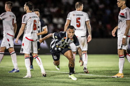 Otero comemorando o gol marcado pelo Santos