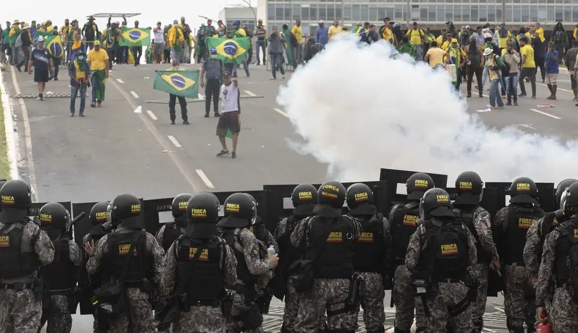 Golpistas do 8 de janeiro enfrentam policiais na Praça dos Três Poderes, no Distrito Federal (Foto: Agência Brasil)