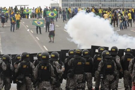 Golpistas do 8 de janeiro enfrentam policiais na Praça dos Três Poderes, no Distrito Federal (Foto: Agência Brasil)