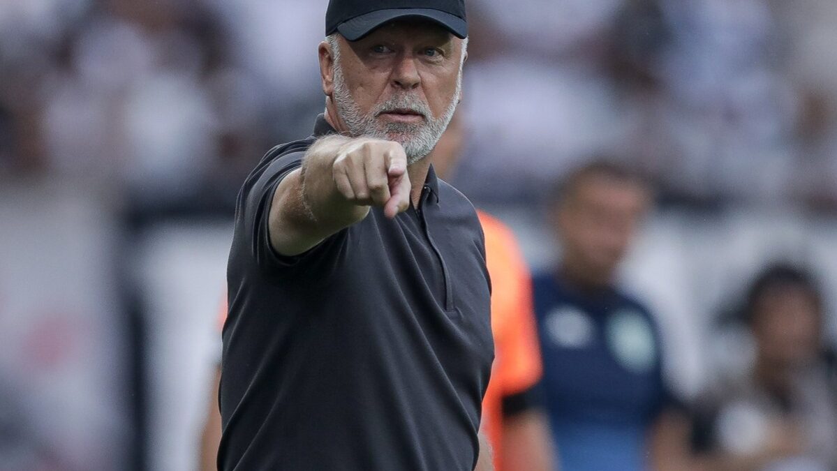 Treinador Mano Menezes na Neo Quimica Arena